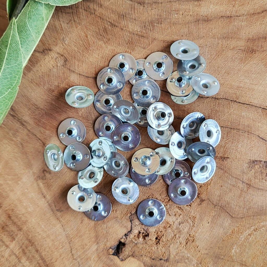 Base Metallica Rotonda per Stoppino in Cotone e Bobina per realizzare Candele Profumate in Cera vegetale come soia, cocco, oliva e cera minerale come la paraffina. Misura 12,5mm e 2,5mm
