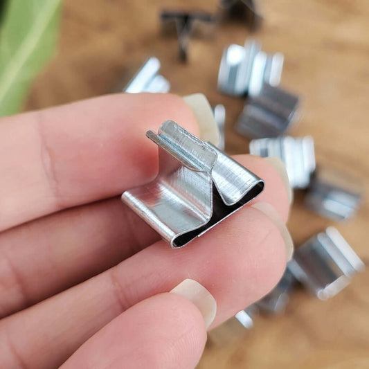 Dettaglio Base o Clip Metallica per Stoppino in Legno per realizzare Candele Profumate in Cera vegetale come soia, cocco, oliva e cera minerale come la paraffina.