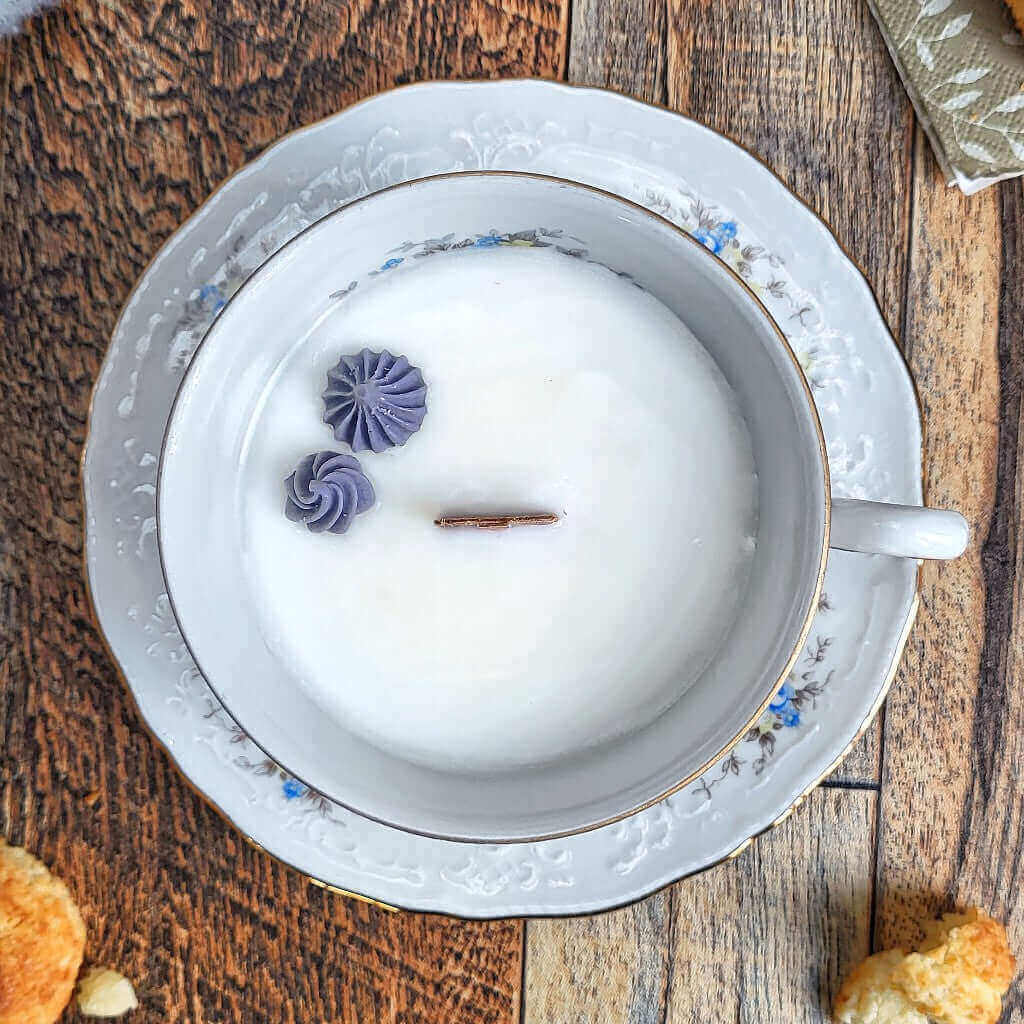 Candela profumata in cera di soia realizzata all'interno di una elegante Tazza da Tea in Porcellana Bavaria