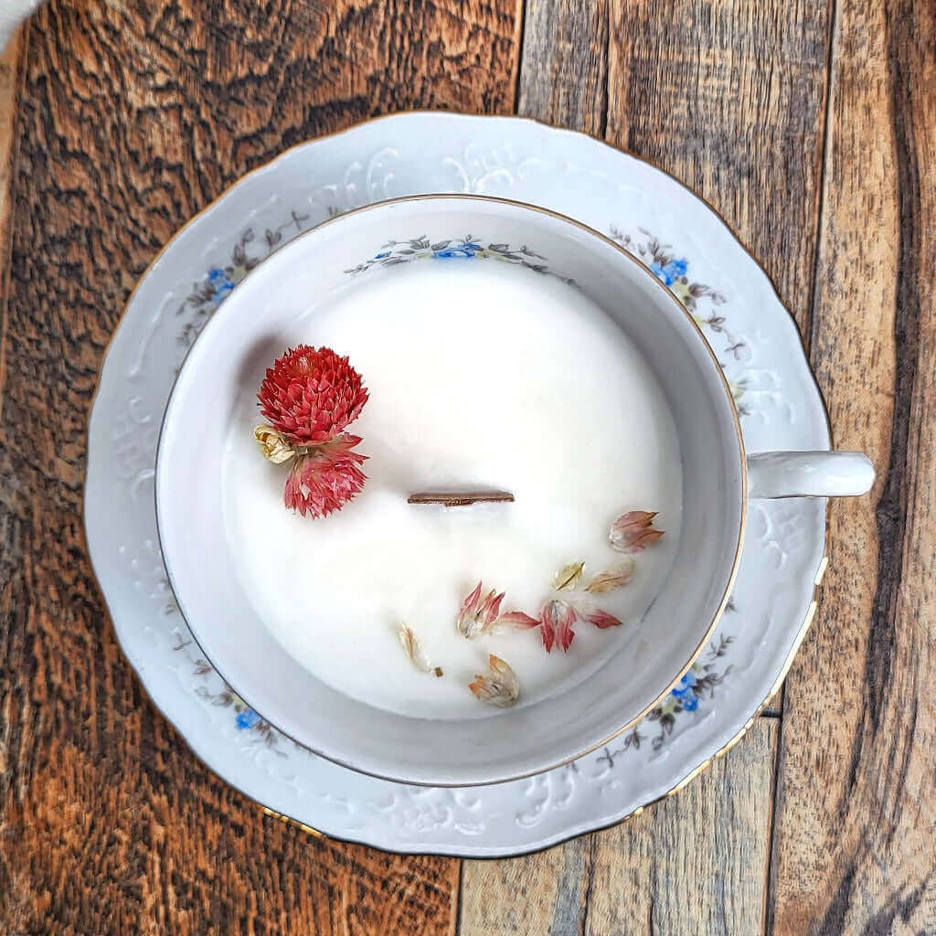 Candela profumata in cera di soia realizzata all'interno di una elegante Tazza da Tea in Porcellana Bavaria.