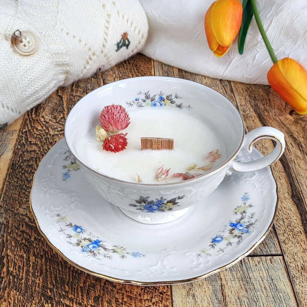 Candela profumata in cera di soia realizzata all'interno di una elegante Tazza da Tea in Porcellana Bavaria.