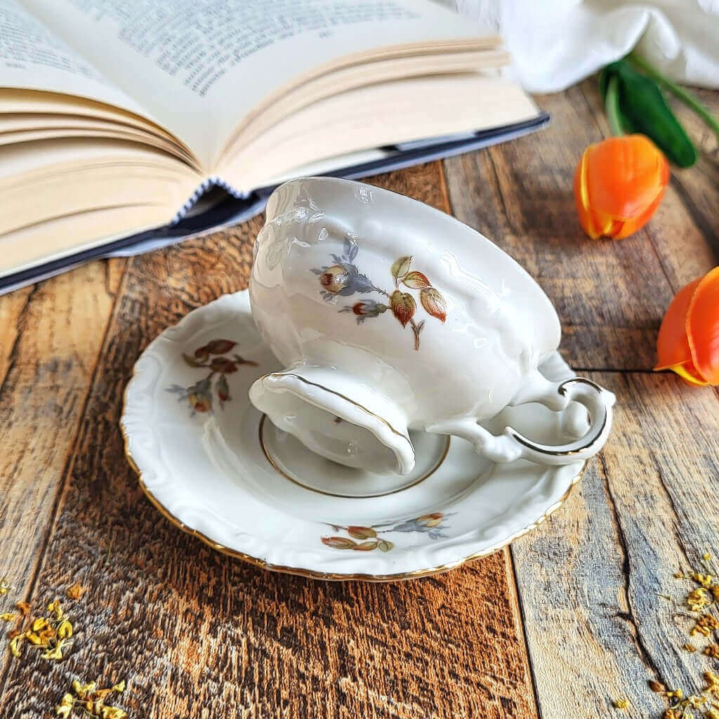 Candela profumata in cera di soia realizzata all'interno di una elegante Tazza da Caffè in Ceramica Bavaria con foglie decorate
