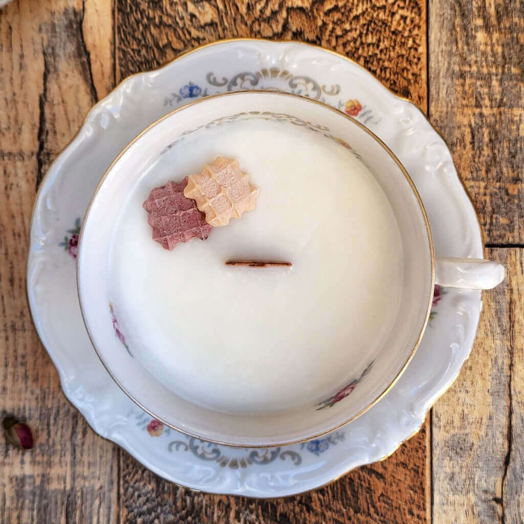 Candela profumata in cera di soia realizzata all'interno di una elegante Tazza da Tea in Porcellana Bavaria. Aggiunta di biscotti fatti di cera.