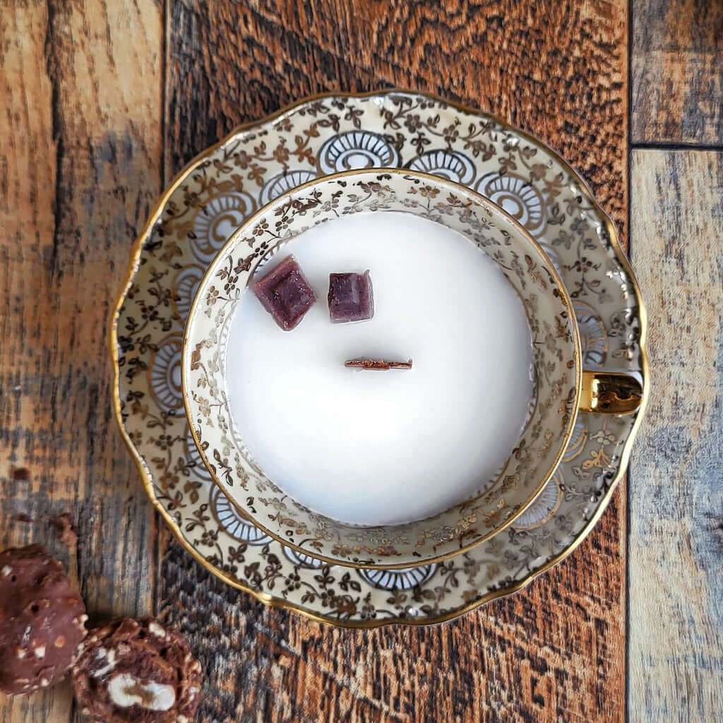 Candela profumata in cera di soia realizzata all'interno di una elegante Tazzina da Caffè in Porcellana Bavaria Serie Oro.