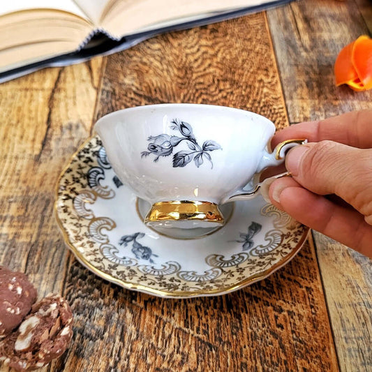 Candela profumata in cera di soia realizzata all'interno di una elegante Tazzina da Caffè in Porcellana Bavaria Serie Oro.