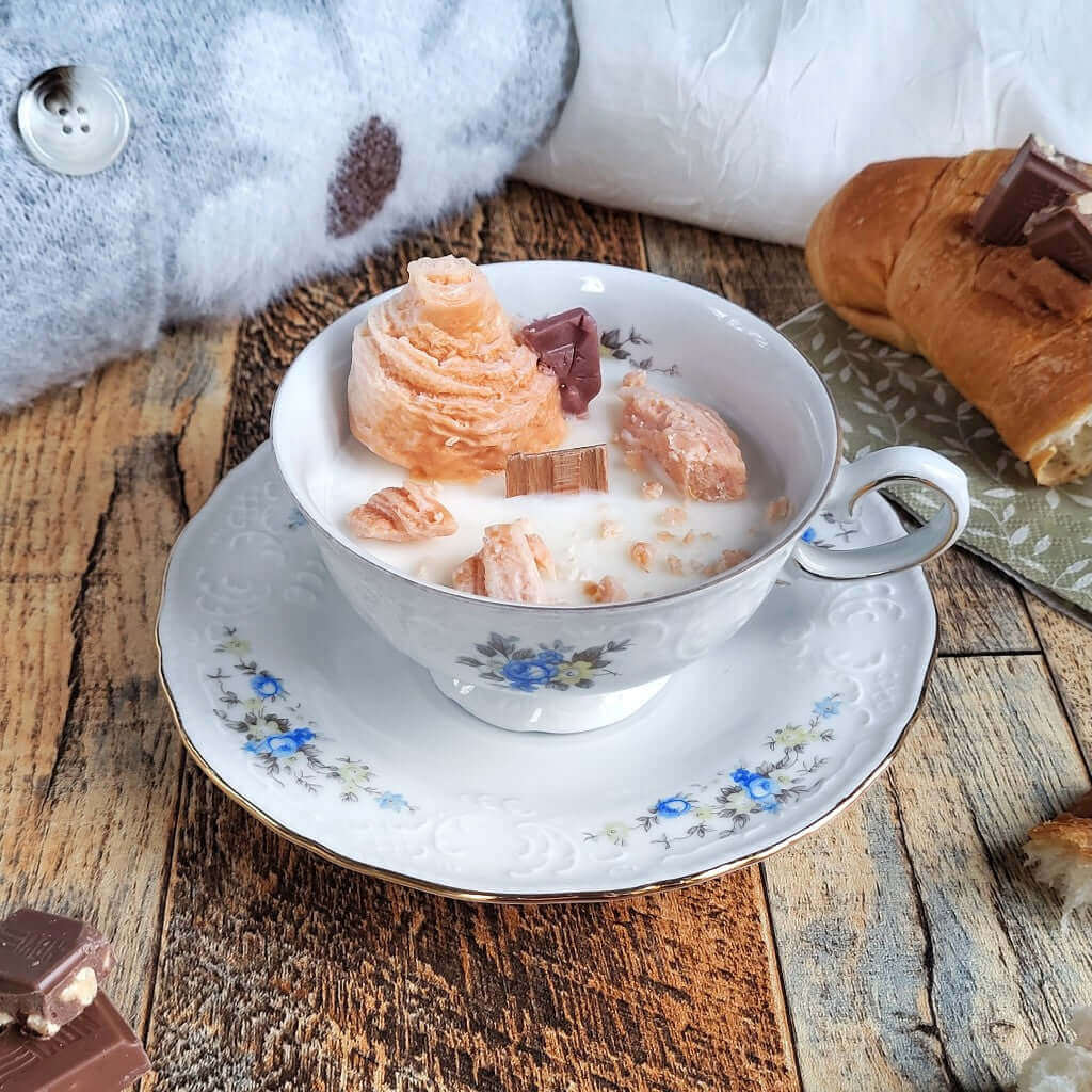Candela in cera di soia in una tazza di porcellana Bavaria, decorata con brioches di cera.