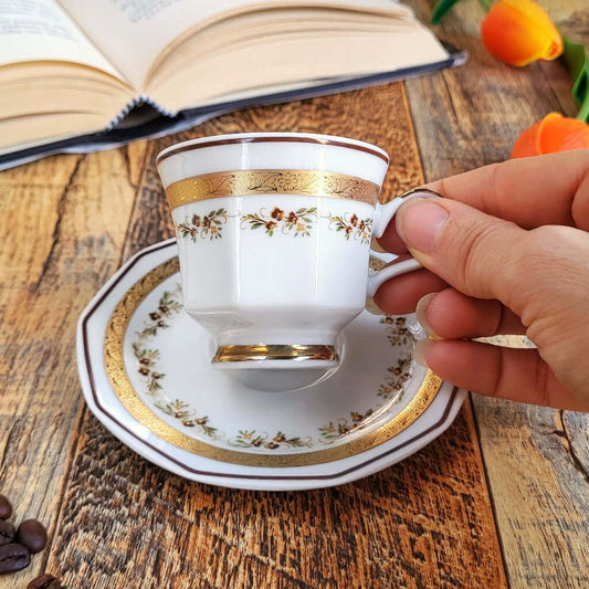 Candela profumata in cera di soia realizzata all'interno di una elegante Tazzina da Caffè in Porcellana Bavaria. Aggiunta di chicchi di caffè.