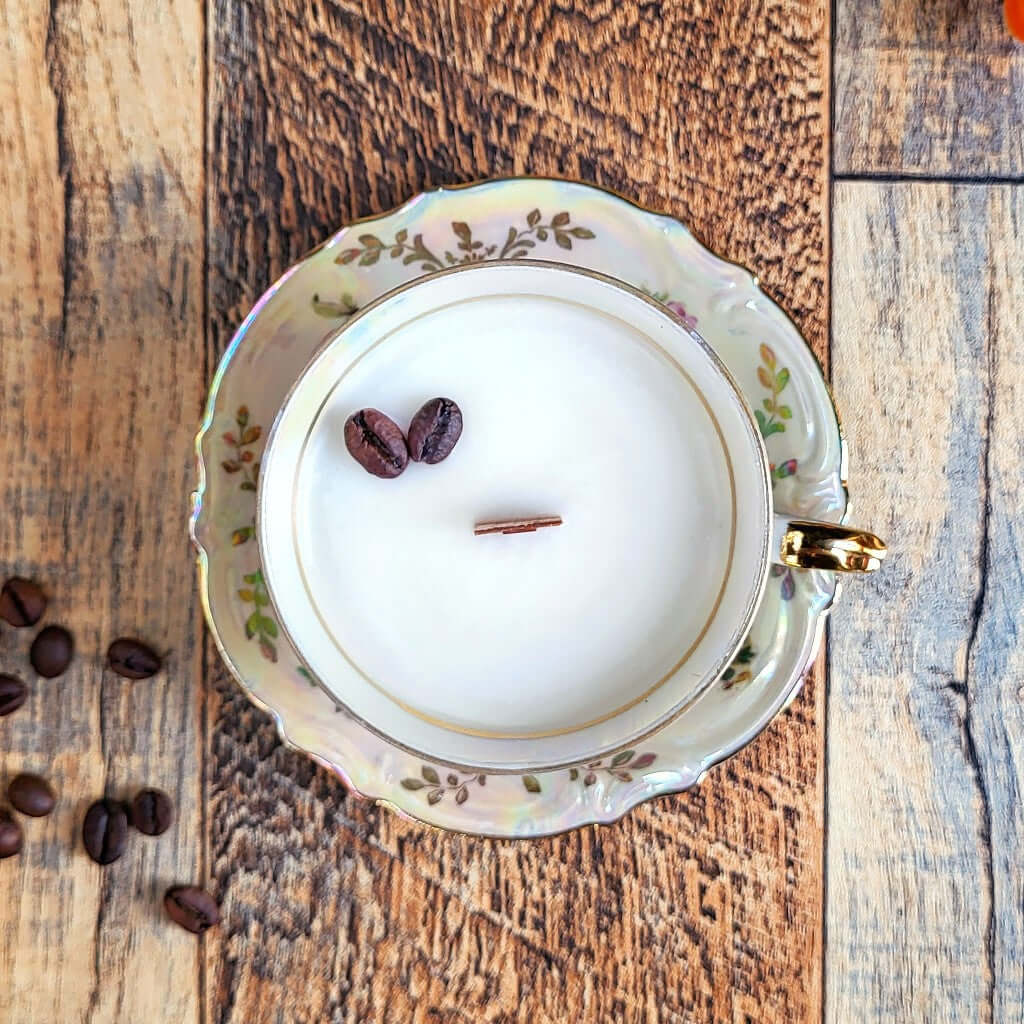 Candela profumata in cera di soia realizzata all'interno di una elegante Tazzina da Caffè in Porcellana Bavaria. Aggiunta di chicchi di caffè.