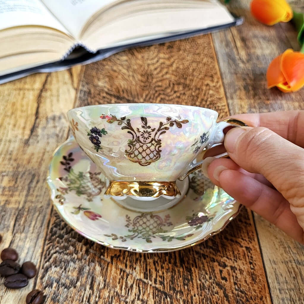 Candela profumata in cera di soia realizzata all'interno di una elegante Tazzina da Caffè in Porcellana Bavaria. Aggiunta di chicchi di caffè.