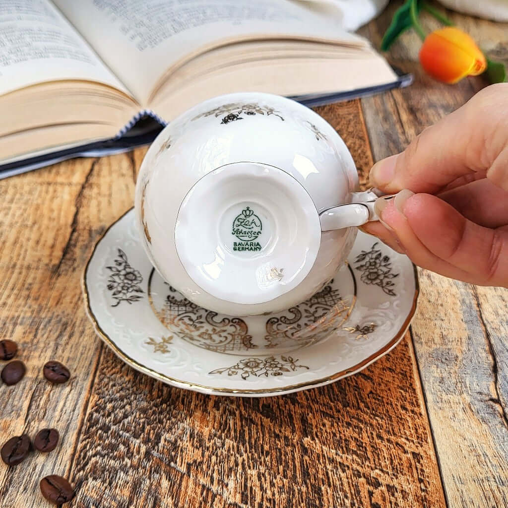 Candela profumata in cera di soia realizzata all'interno di una elegante Tazzina da Caffè in Porcellana Bavaria. Marchio di Garanzia di Qualità e Originalità.