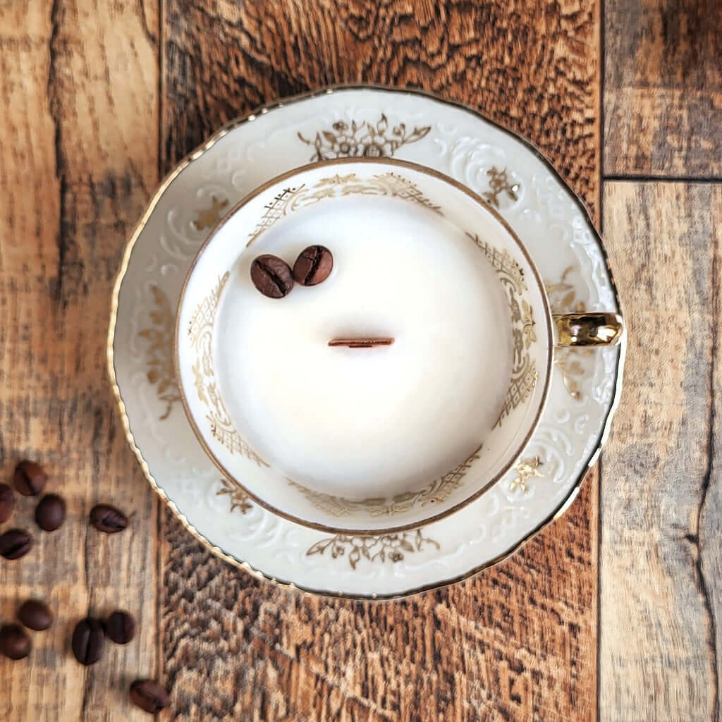 Candela profumata in cera di soia realizzata all'interno di una elegante Tazzina da Caffè in Porcellana Bavaria. Aggiunta di chicchi di caffè.