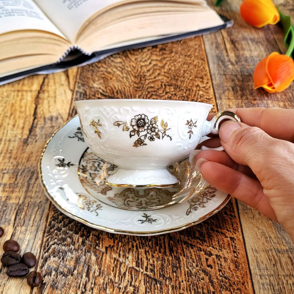 Candela profumata in cera di soia realizzata all'interno di una elegante Tazzina da Caffè in Porcellana Bavaria. Aggiunta di chicchi di caffè.