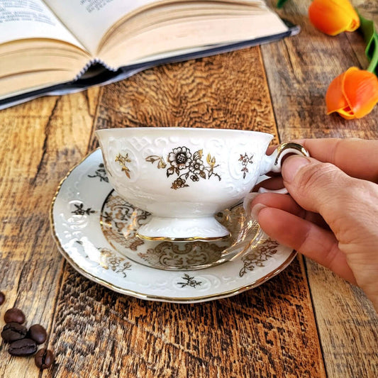 Candela profumata in cera di soia realizzata all'interno di una elegante Tazzina da Caffè in Porcellana Bavaria. Aggiunta di chicchi di caffè.