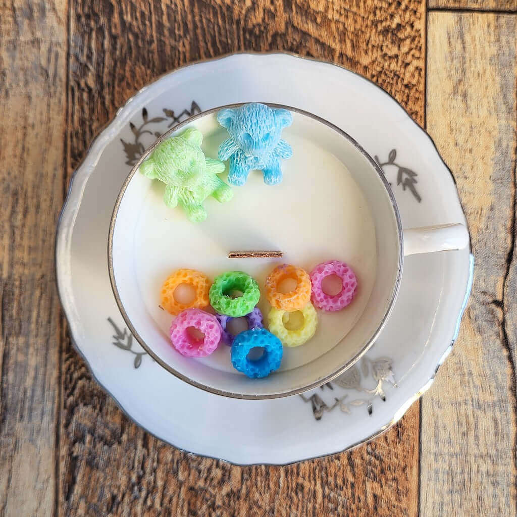 Candela profumata in cera di soia realizzata all'interno di una elegante Tazzina da Caffè in Porcellana Bavaria. Decorazioni di cereali colorati e orsetti, fatti di cera.
