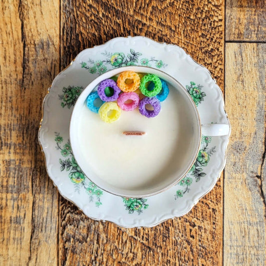 Candela profumata in cera di soia realizzata all'interno di una elegante Tazzina da Caffè in Porcellana Bavaria. Decorazioni di cereali di cera tutti colorati.