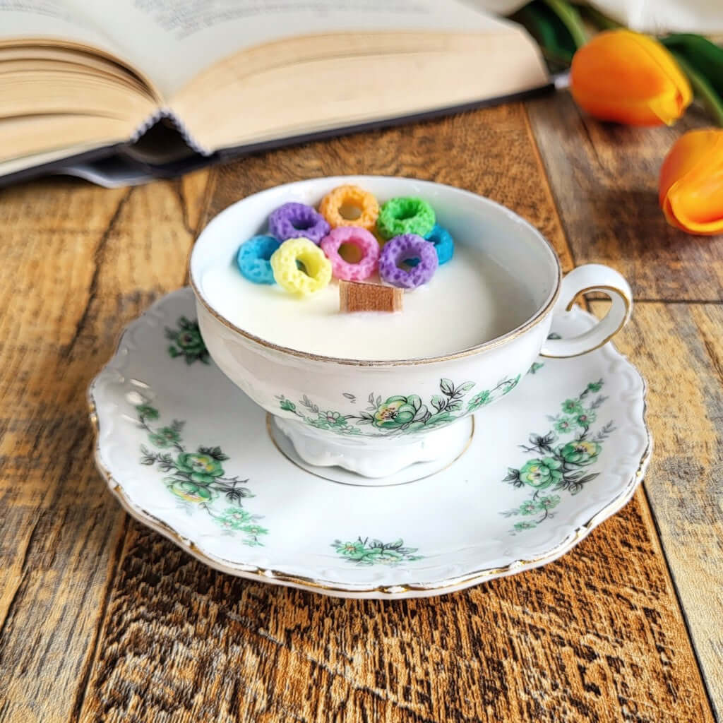 Candela profumata in cera di soia realizzata all'interno di una elegante Tazzina da Caffè in Porcellana Bavaria. Decorazioni di cereali colorati, fatti di cera.