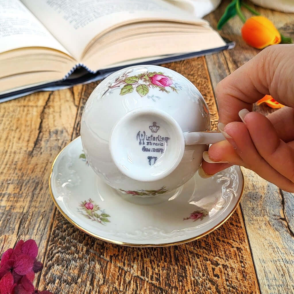 Candela profumata in cera di soia realizzata all'interno di una elegante Tazzina da Caffè in Porcellana Bavaria. Marchio di originalità.