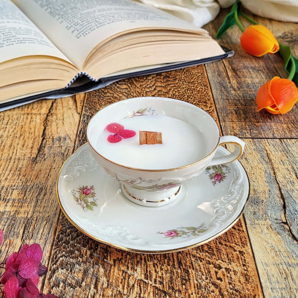 Candela profumata in cera di soia realizzata all'interno di una elegante Tazzina da Caffè in Porcellana Bavaria.