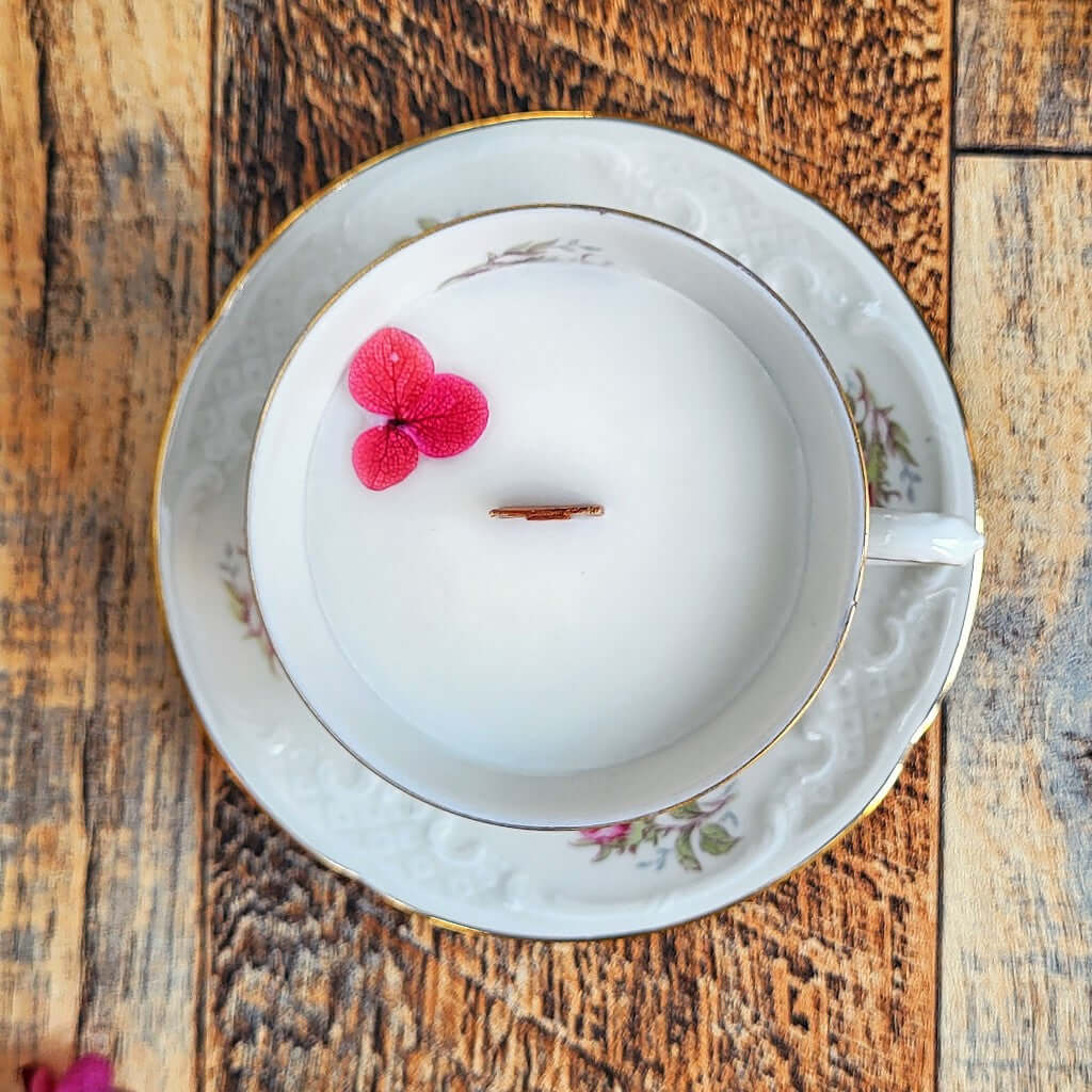 Candela profumata in cera di soia realizzata all'interno di una elegante Tazzina da Caffè in Porcellana Bavaria.