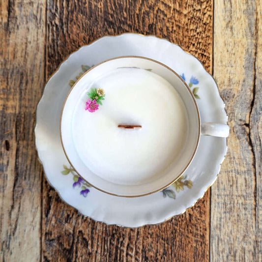 Candela profumata in cera di soia realizzata all'interno di una elegante Tazzina da Caffè in Porcellana Bavaria. Decorazioni di fiori colorati.