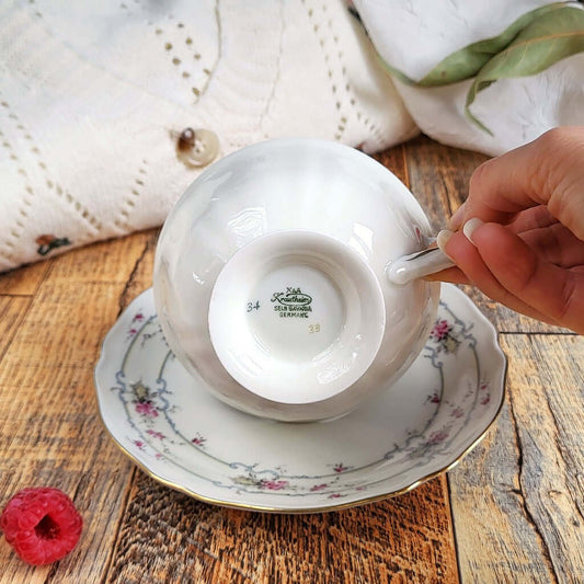 Candela profumata in cera di soia realizzata all'interno di una elegante Tazza da Tea in Ceramica Bavaria. Marchio di Garanzia di Qualità e Originalità.