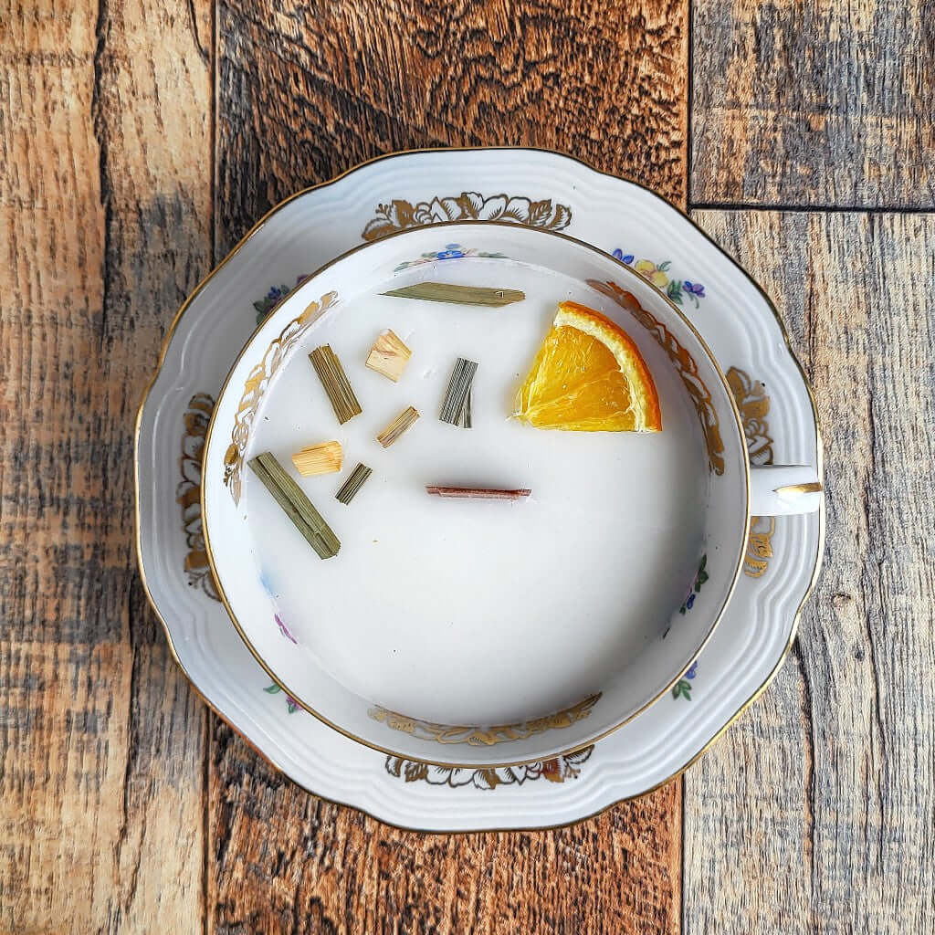 Candela profumata in cera di soia realizzata all'interno di una elegante Tazza da Tea in Ceramica Bavaria