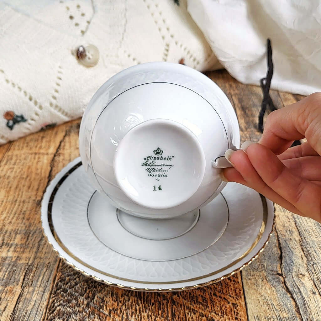 Candela profumata in cera di soia realizzata all'interno di una elegante Tazza da Tea in Ceramica Bavaria. Marchio di originalità.