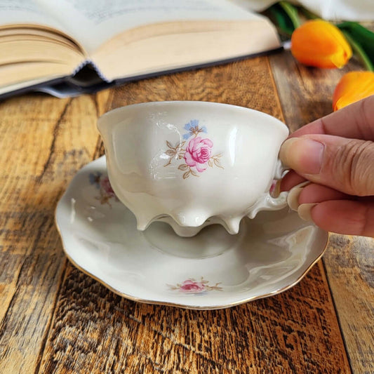 Candela profumata a Macaron Lampone e Violetta in cera di soia realizzata all'interno di una elegante Tazzina da Caffè in Ceramica Bavaria. Dettaglio decorazione con fiori.