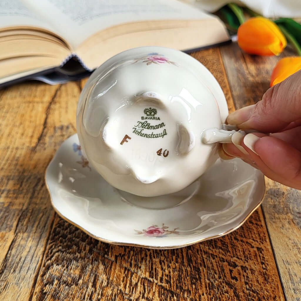 Candela profumata a Macaron Lampone e Violetta in cera di soia realizzata all'interno di una elegante Tazzina da Caffè in Ceramica Bavaria. Marchio originale.