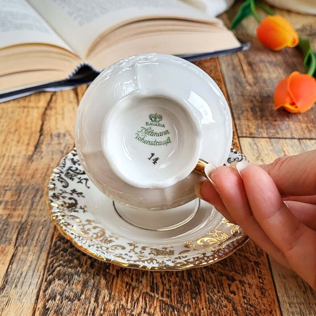 Candela profumata in cera di soia realizzata all'interno di una elegante Tazzina da Caffè in Porcellana Bavaria. Marchio di originalità.