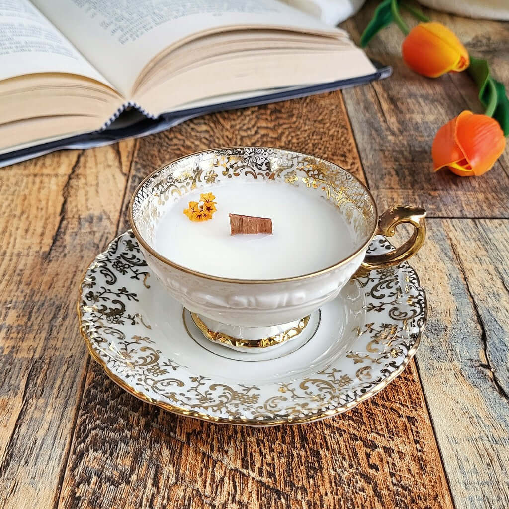Candela profumata in cera di soia realizzata all'interno di una elegante Tazzina da Caffè in Porcellana Bavaria Serie Oro.
