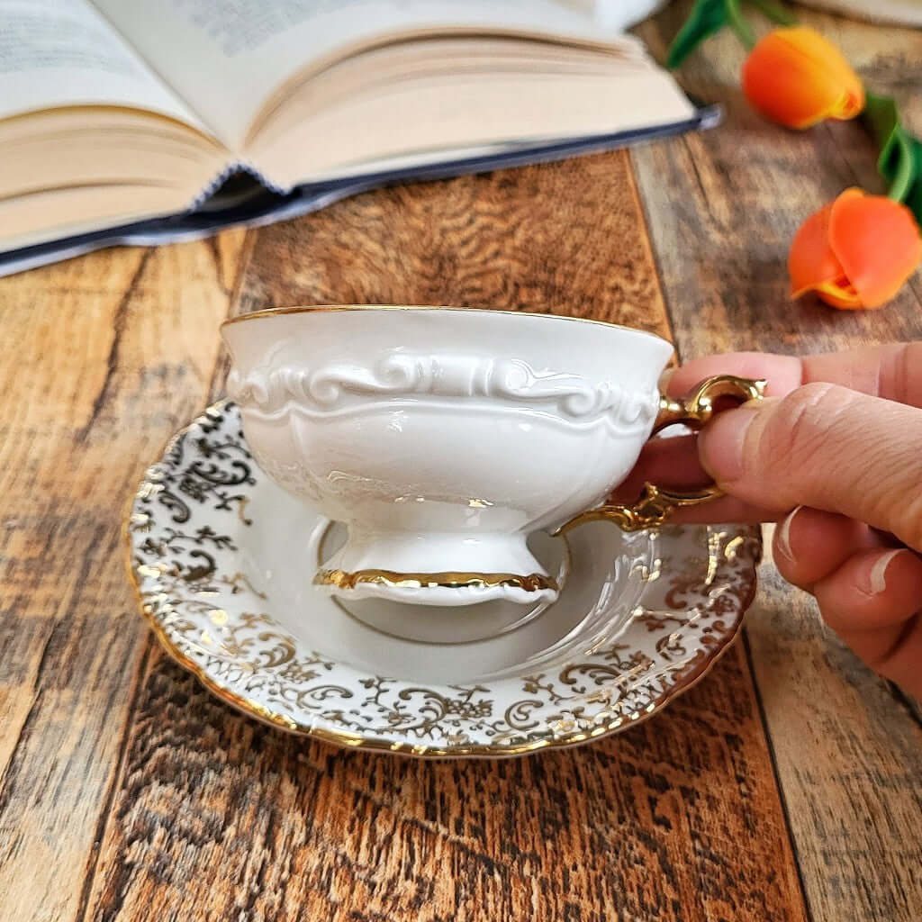 Candela profumata in cera di soia realizzata all'interno di una elegante Tazzina da Caffè in Porcellana Bavaria Serie Oro.
