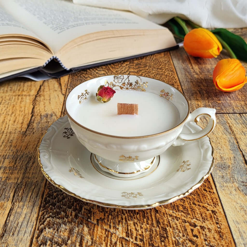 Candela in cera di soia realizzata all'interno di una elegante Tazzina da Caffè in Porcellana Bavaria Serie Oro.