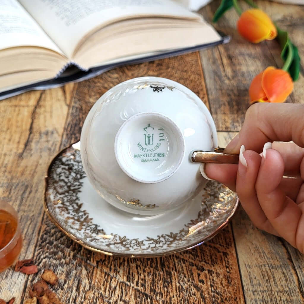 Candela profumata in cera di soia realizzata all'interno di una elegante Tazzina da Caffè in Porcellana Bavaria. Marchio di originalità.