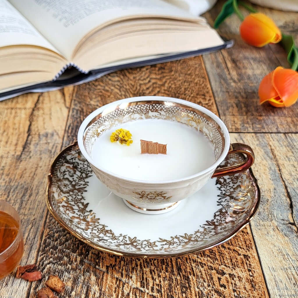 Candela profumata in cera di soia realizzata all'interno di una elegante Tazzina da Caffè in Porcellana Bavaria Serie Oro.