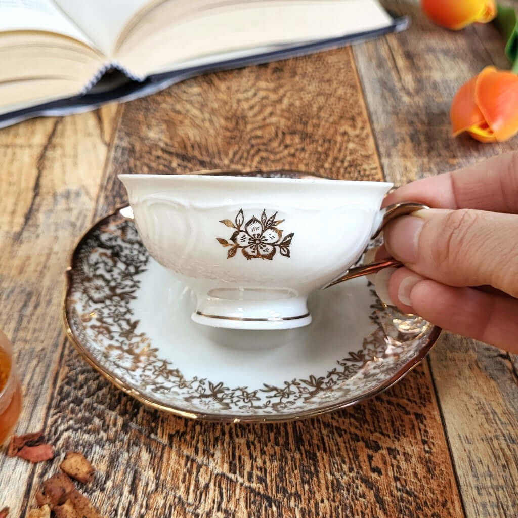Candela profumata in cera di soia realizzata all'interno di una elegante Tazzina da Caffè in Porcellana Bavaria Serie Oro.