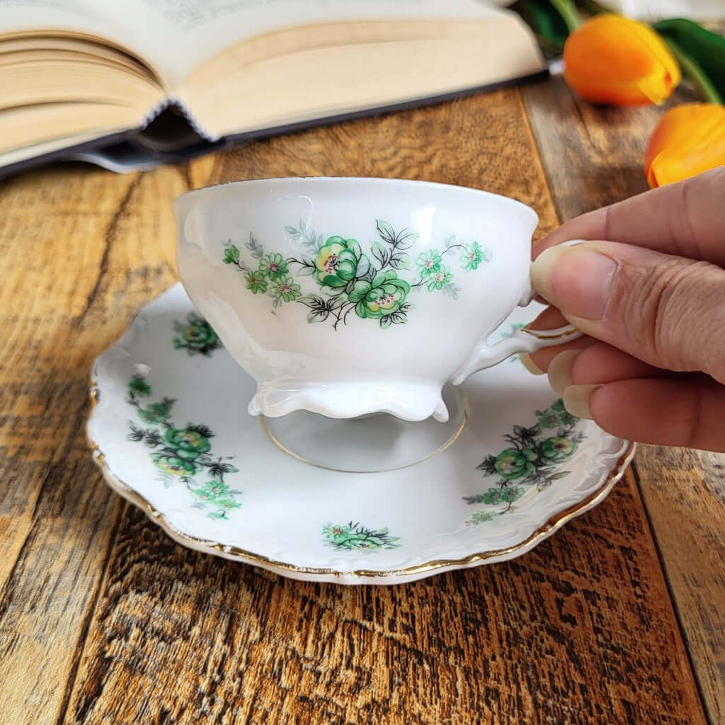 Candela profumata in cera di soia realizzata all'interno di una elegante Tazzina da Caffè in Porcellana Bavaria. Dettaglio decorazione a fiori verdi.