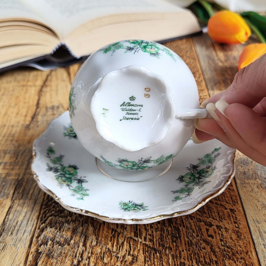 Candela profumata in cera di soia realizzata all'interno di una elegante Tazzina da Caffè in Porcellana Bavaria. Marchio originale