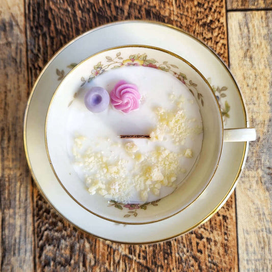 Candela profumata in cera di soia realizzata all'interno di una elegante Tazzina da Caffè in Porcellana Bavaria. Aggiunta di biscotti, crumble e roselline fatte di cera.