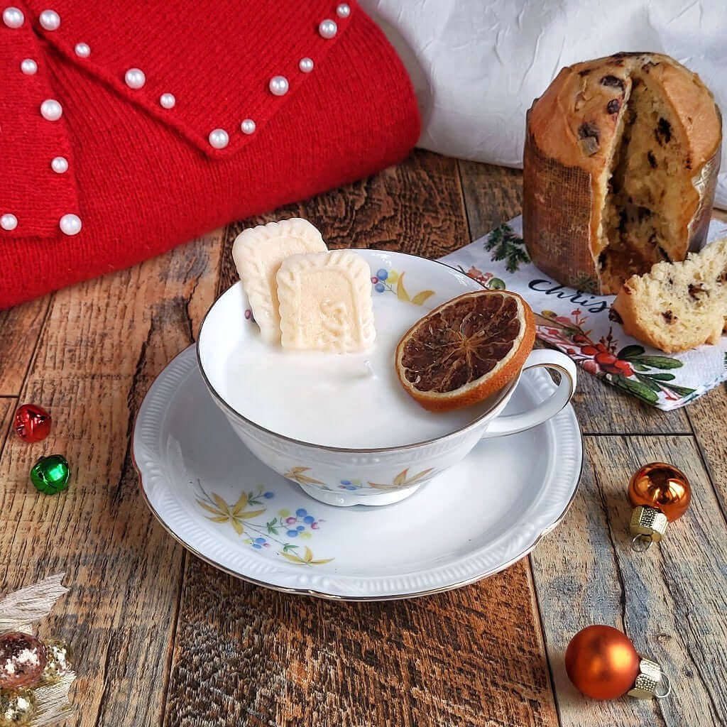 Candela in cera di soia in una tazza di porcellana Bavaria, decorata con arancio essiccato e biscotti di cera