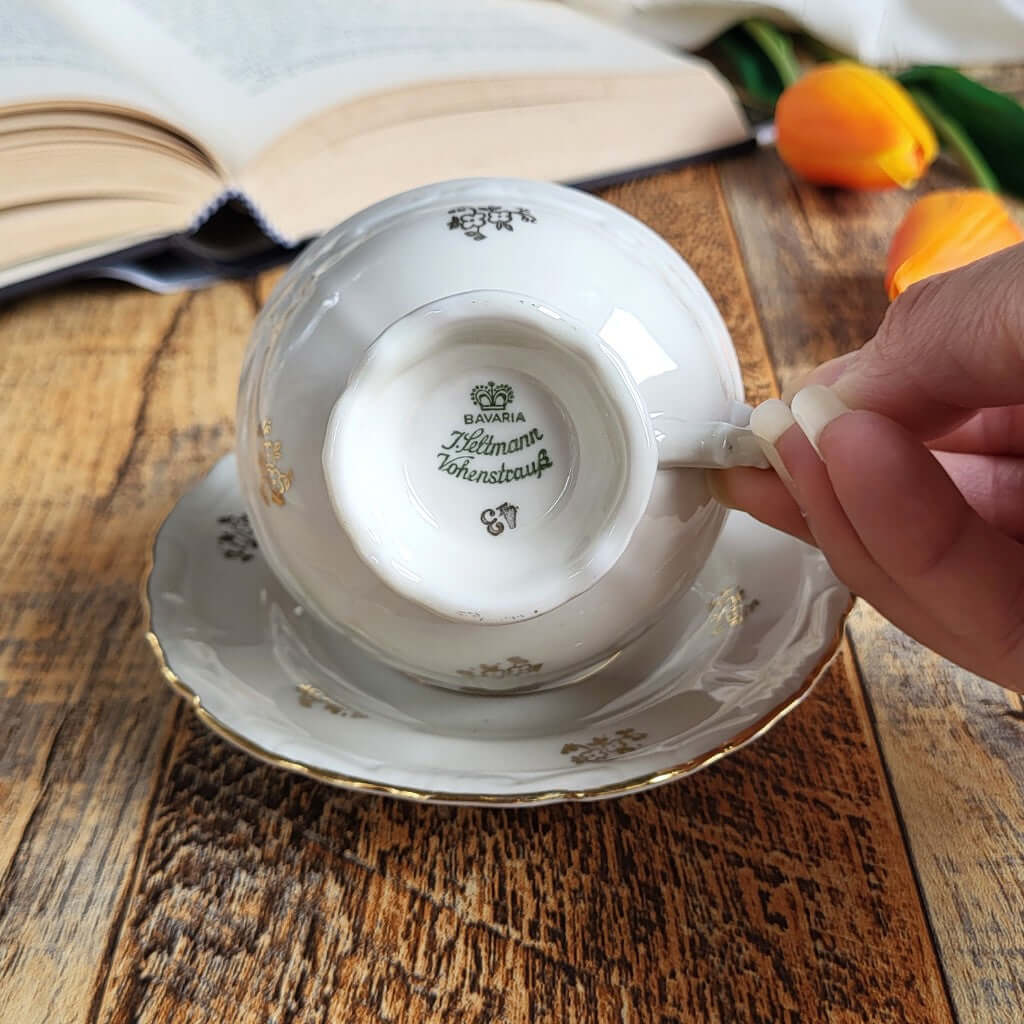 Candela in cera di soia realizzata all'interno di una elegante Tazzina da Caffè in Porcellana Bavaria Serie Oro. Dettaglio marchio originale.