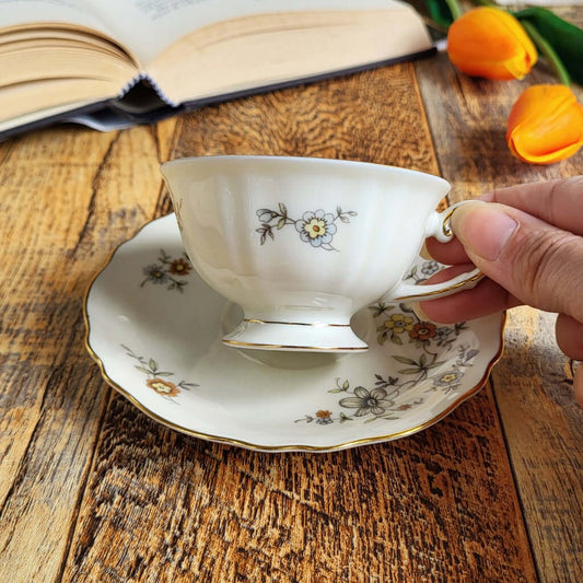 Candela profumata a Scorza di limone in cera di soia realizzata all'interno di una elegante Tazzina da Caffè in Ceramica Bavaria. Decorazioni fiori misti.