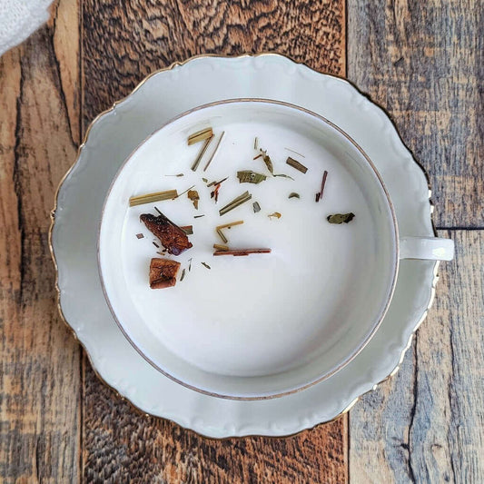 Candela profumata in cera di soia realizzata all'interno di una elegante Tazza da Tea in Porcellana Bavaria. Decorazioni di Tea roiboos verde con citronella.