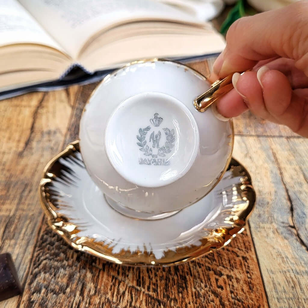 Candela profumata in cera di soia realizzata all'interno di una elegante Tazzina da Caffè in Porcellana Bavaria. Marchio di originalità.