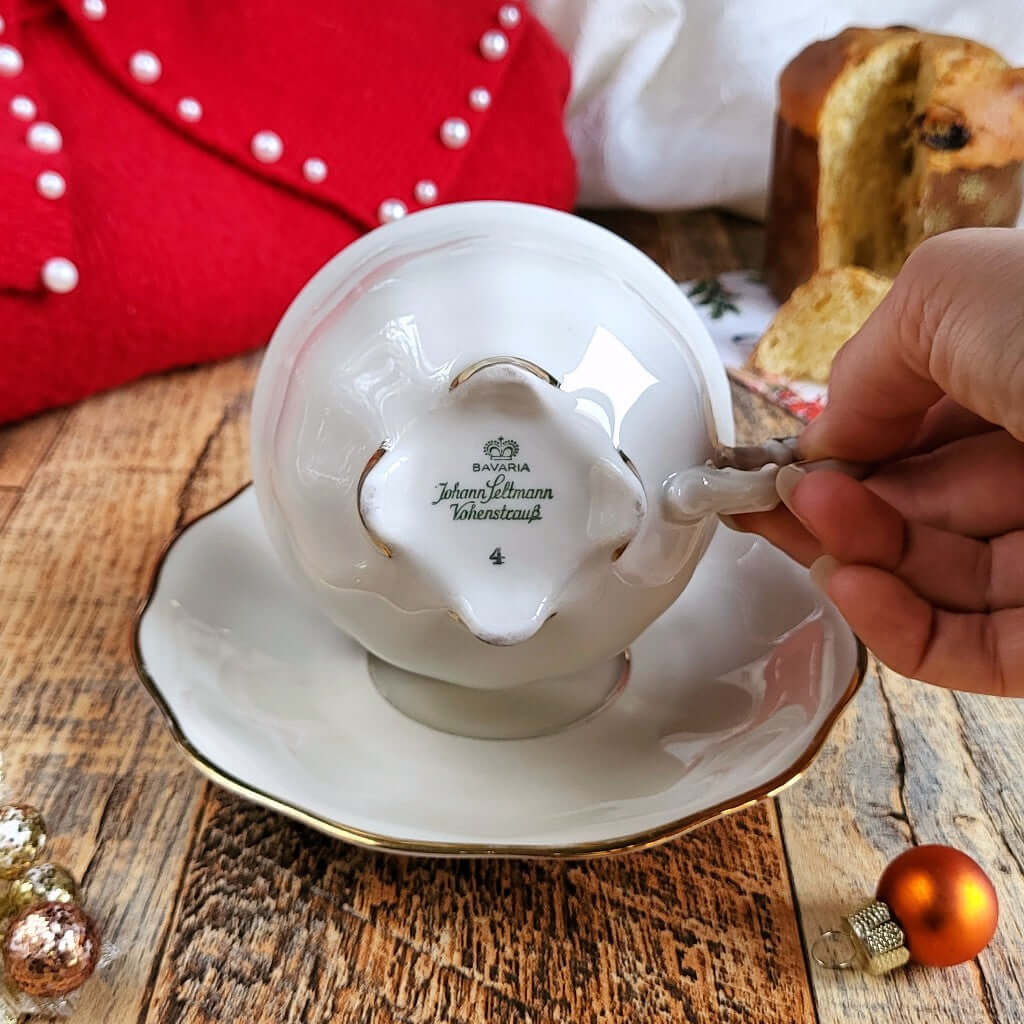 Candela profumata al panettone in cera di soia realizzata all'interno di una elegante Tazza da Tea in Ceramica Bavaria. Marchio di Garanzia di Qualità