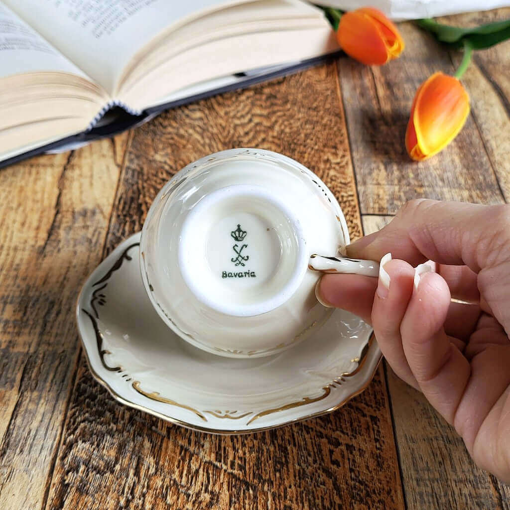 Candela profumata in cera di soia realizzata all'interno di una elegante Tazzina da Caffè in Porcellana Bavaria. Marchio di Garanzia di Qualità e Originalità.