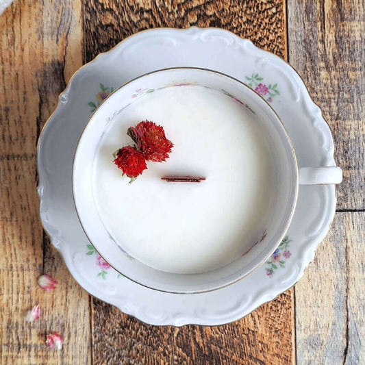 Candela profumata in cera di soia realizzata all'interno di una elegante Tazza da Tea in Porcellana Bavaria.