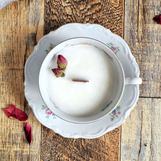 Candela profumata in cera di soia realizzata all'interno di una elegante Tazza da Tea in Porcellana Bavaria. Decorata con boccioli di rosa.