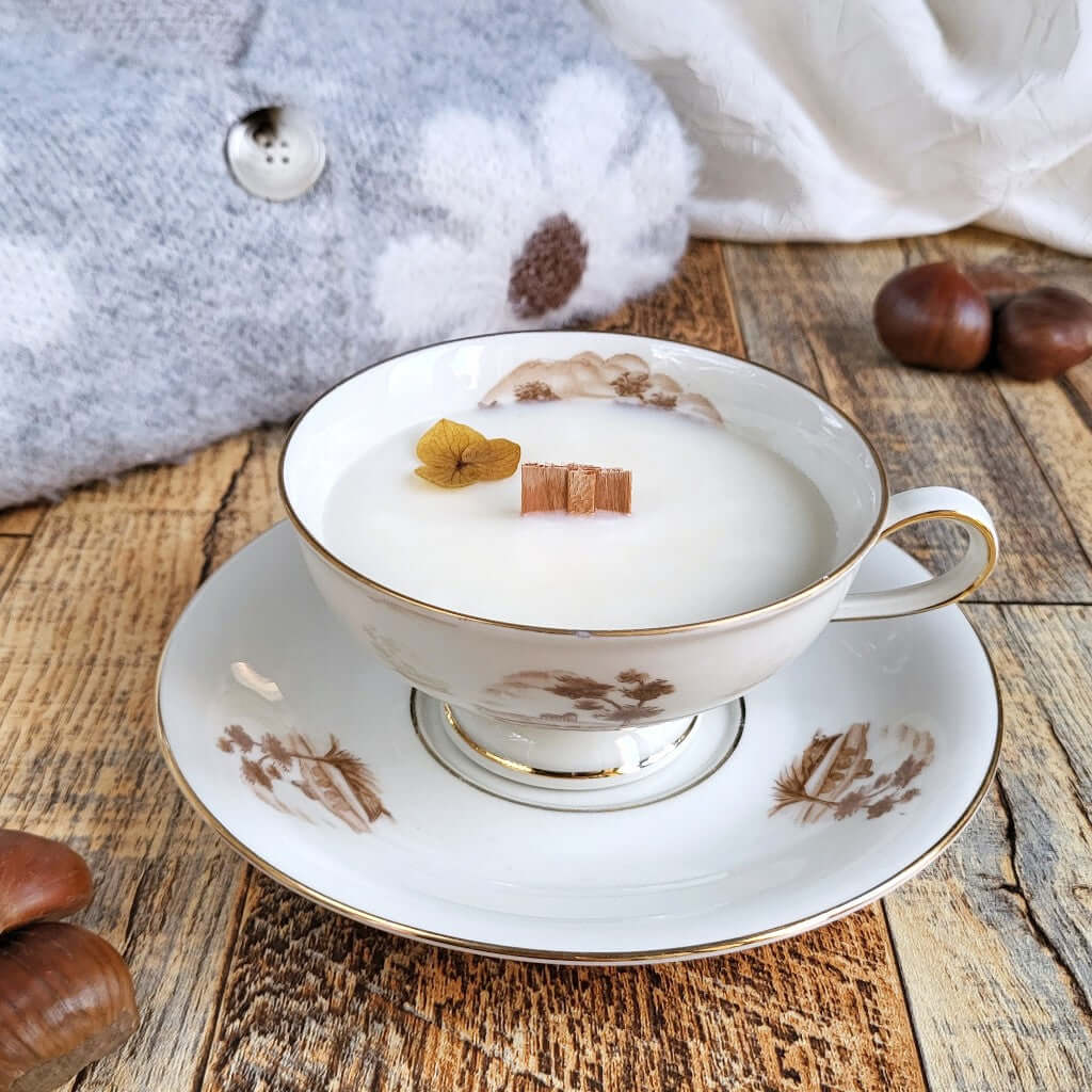 Candela profumata al Castagna caldarroste in cera di soia realizzata all'interno di una elegante Tazza da Tea in Ceramica Bavaria.