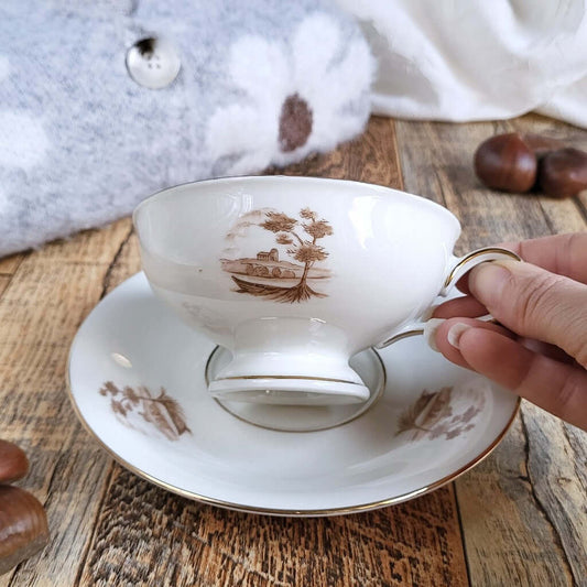Candela profumata al Castagna caldarroste in cera di soia realizzata all'interno di una elegante Tazza da Tea in Ceramica Bavaria.